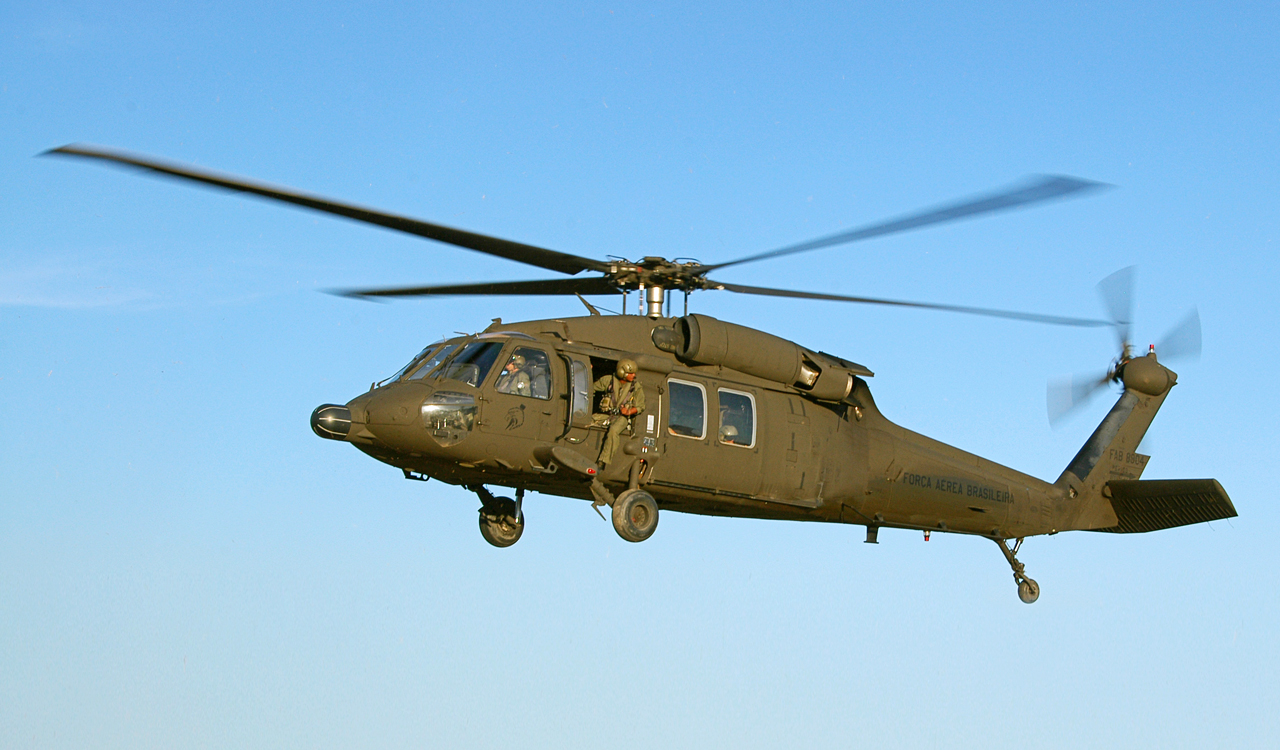 O contrato entre a Força Aérea Brasileira e a Sikorsky vai fornecer apoio logístico para os helicópteros UH-60L Black Hawk operados pela FAB e vai melhorar a disponibilidade da frota de 16 aeronaves da Força Aérea. Foto da FAB.